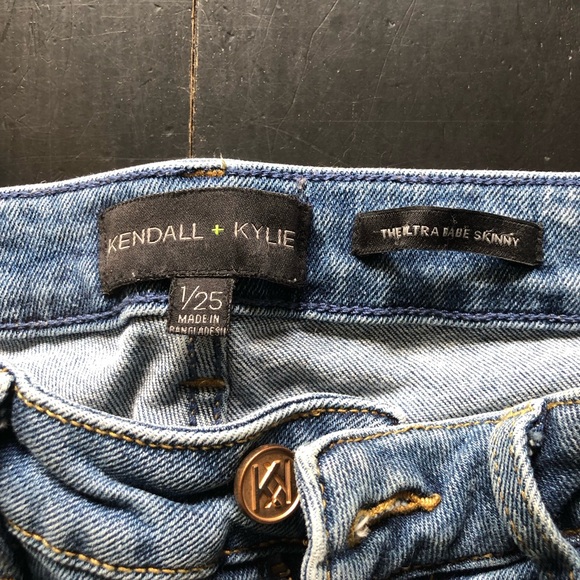Women’s Kendall and Kylie Jeans Size 1/25 ✨ - Picture 4 of 4
